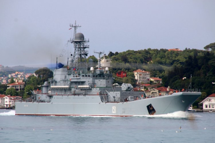 Rus Savaş gemisi İstanbul Boğazı'ndan ge&ccedil;ti