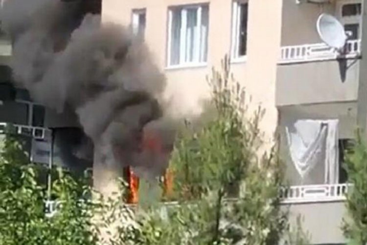 Evlerinde &ccedil;ıkan yangından etkilenen 2 kişiyi komşuları kurtardı