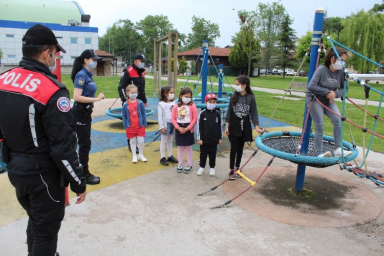 Sakarya'da polis ekipleri &ccedil;ocuklarla oyun oynadı