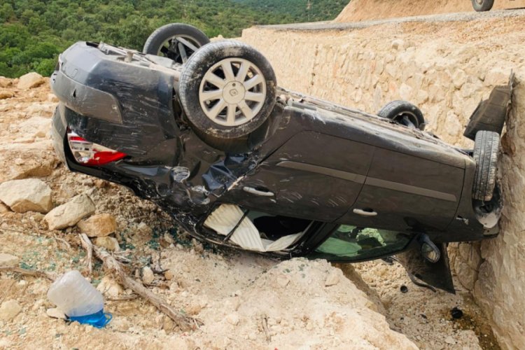 Takla atan otomobilin s&uuml;r&uuml;c&uuml;s&uuml; yara almadan kurtuldu