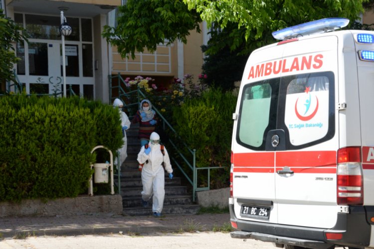 Apartman g&ouml;revlisinde koronavir&uuml;s tespit edildi, apartman karantinaya alındı