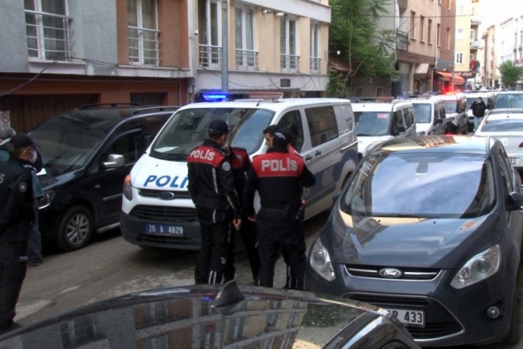 Tartıştığı erkek arkadaşını g&ouml;ğs&uuml;nden bı&ccedil;akladı