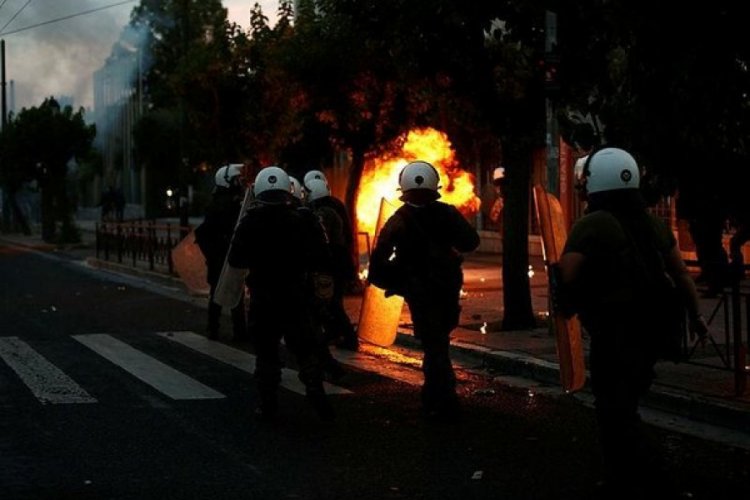 Irk&ccedil;ılık karşıtı g&ouml;steriler Yunanistan'a da sı&ccedil;radı!