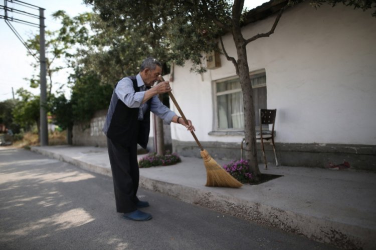 Bursa'da her gün mahallesini süpürüp çevreye örnek oluyor