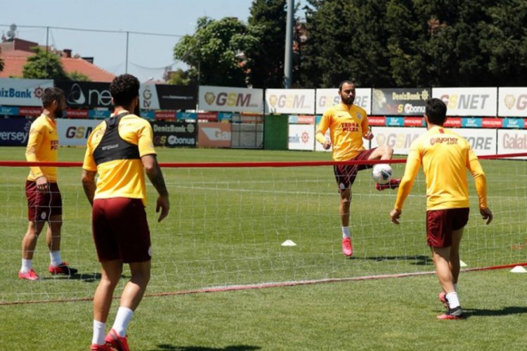 Galatasaraylı futbolcular ayak tenisi oynadı