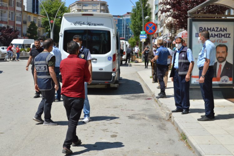 Yolcular, tartıştıkları minib&uuml;s şof&ouml;r&uuml;n&uuml; bı&ccedil;akladı