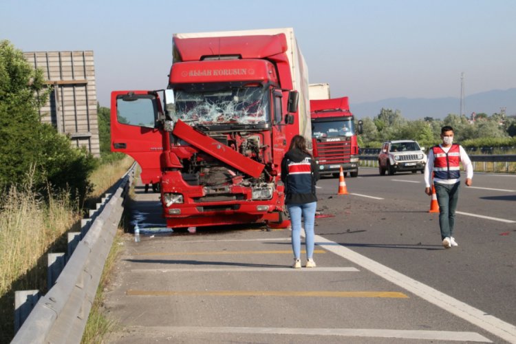 TIR, kamyona &ccedil;arptı: 6 yaralı