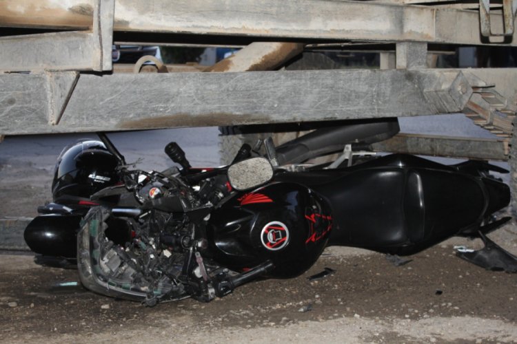 3 g&uuml;n &ouml;nce aldığı motosikletle trakt&ouml;r&uuml;n altında kaldı