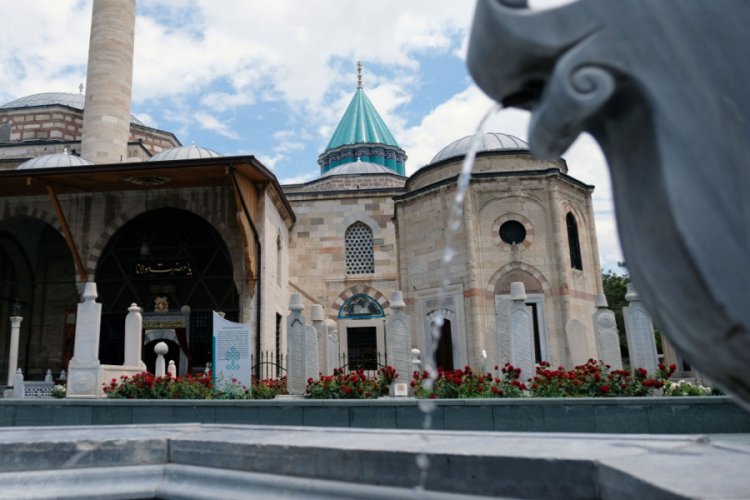 Ziyarete a&ccedil;ılan Mevlana M&uuml;zesi, yerli turistlere kaldı