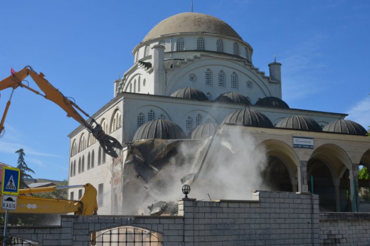 Silivri depreminde minaresi yıkılan caminin yıkımına başlandı