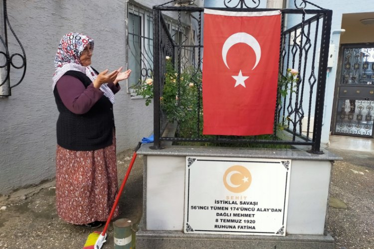 Bursa'da evlerin arasındaki Kurtuluş Savaşı şehidinin mezarına mahalleli ilgisi