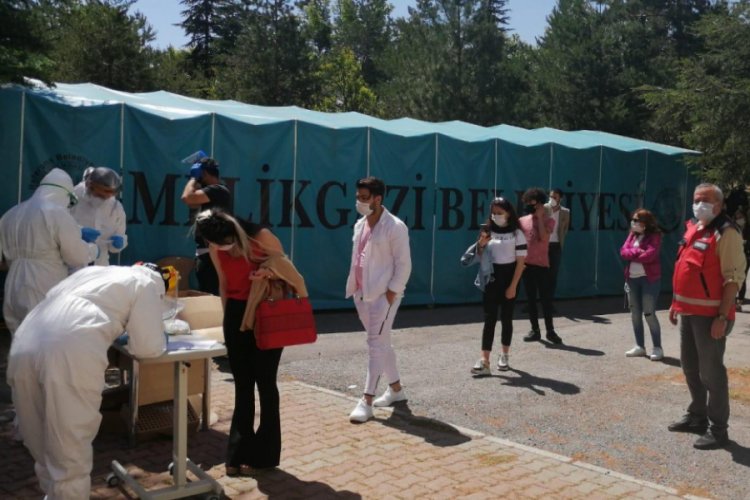 Kalfanın testi pozitif &ccedil;ıktı, t&uuml;m berber ve kuaf&ouml;rler testten ge&ccedil;ti