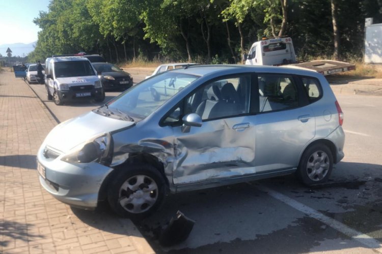 Bursa'da kavşakta otomobiller birbirine girdi: 2 yaralı