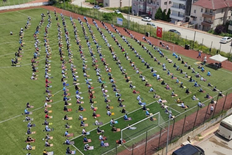 Binlerce kişi stadyumda saf tuttu
