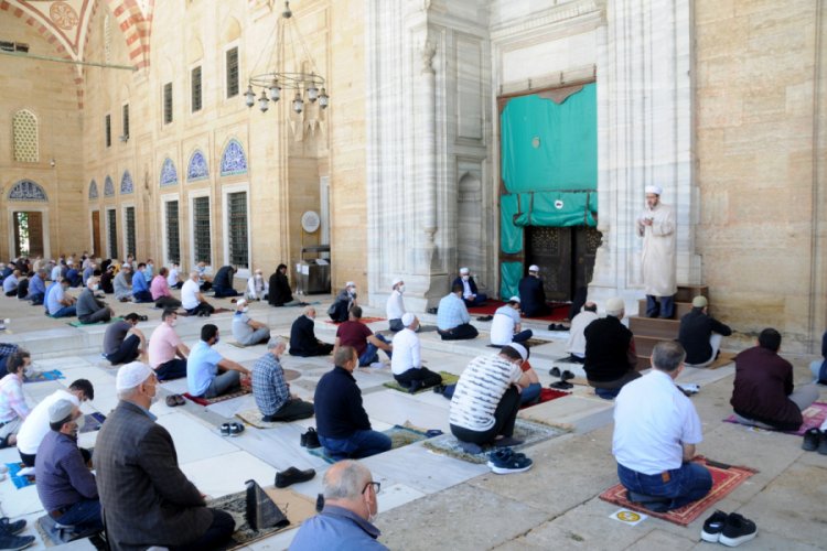 Selimiye Camii'nde cuma namazına yoğun ilgi