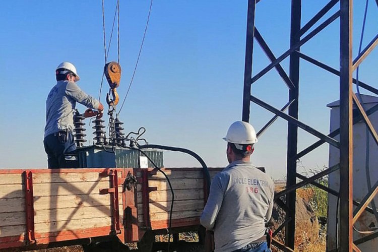 Trakt&ouml;r r&ouml;morklarına y&uuml;klenmiş 3 ka&ccedil;ak elektrik trafosu bulundu