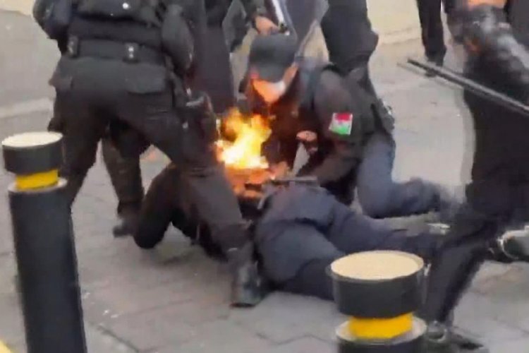 Meksika karıştı! Göstericiler bir polisi ateşe verdi