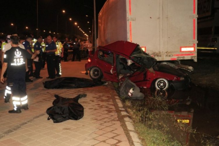 Kontrolden &ccedil;ıkan otomobil yol kenarına bırakılan dorseye &ccedil;arptı: 2 &ouml;l&uuml;