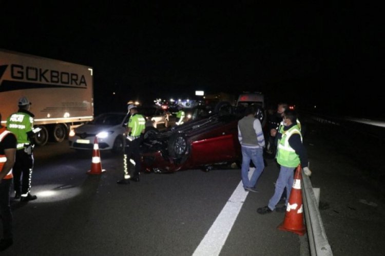 TEM'de bariyerlere &ccedil;arpan otomobil takla attı: 5 yaralı