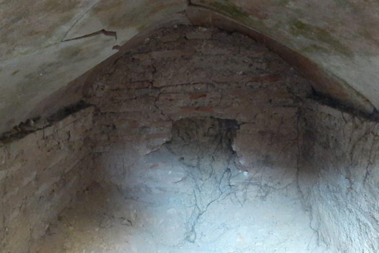 Bursa'da defineciler, Roma d&ouml;nemine ait mezar odasını talan etti