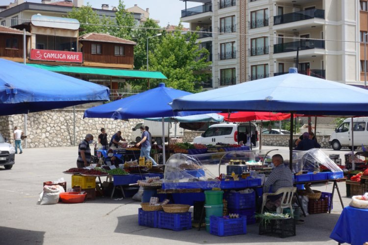 Bursa'da k&ouml;yl&uuml; pazarcılar tezgahlarını a&ccedil;abildikleri i&ccedil;in memnun
