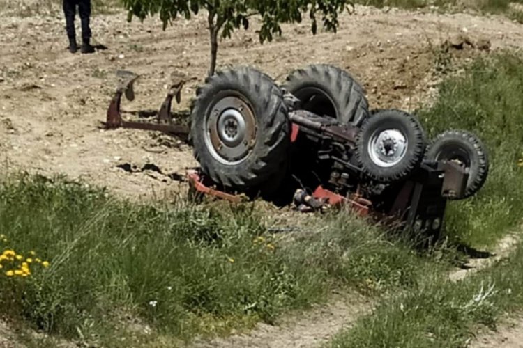 Trakt&ouml;r&uuml;n altında kalarak hayatını kaybetti