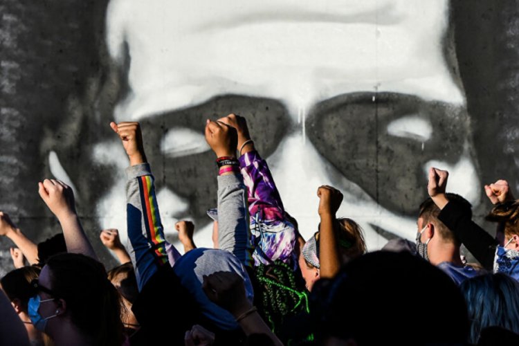 Banksy, ABD'deki protestoları konu alan yeni &ccedil;alışmasını yayınladı
