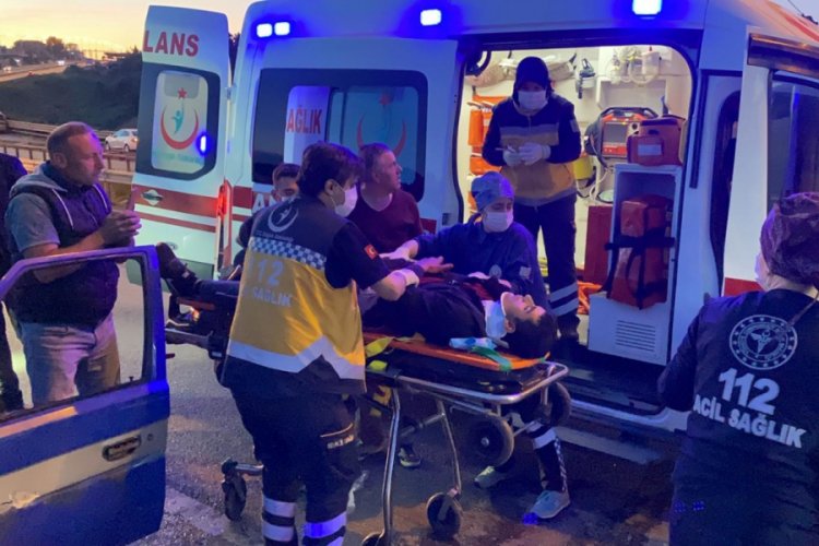 Alkoll&uuml; s&uuml;r&uuml;c&uuml; bariyerlere &ccedil;arptı: 2 yaralı