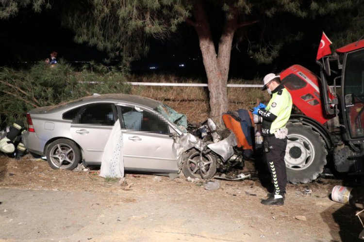 Otomobil trakt&ouml;re &ccedil;arptı: 2 kişi &ouml;ld&uuml;