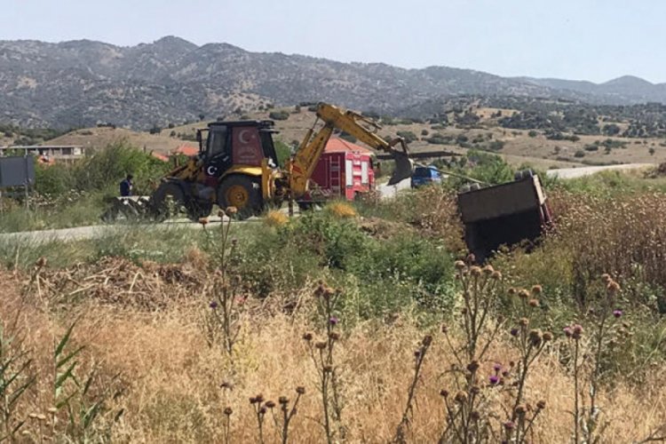 İş&ccedil;ileri taşıyan kamyonet devrildi! 2 &ouml;l&uuml;, 8 yaralı