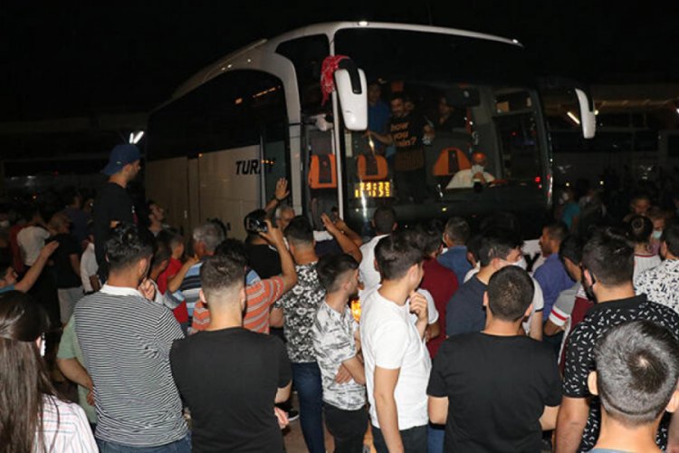 Y&uuml;zlerce kişi askerleri otogarda uğurladı!