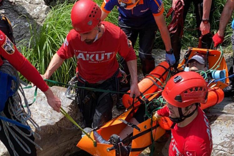 Kayalıklardan d&uuml;şt&uuml;, sedyeyle 2 kilometre taşındı