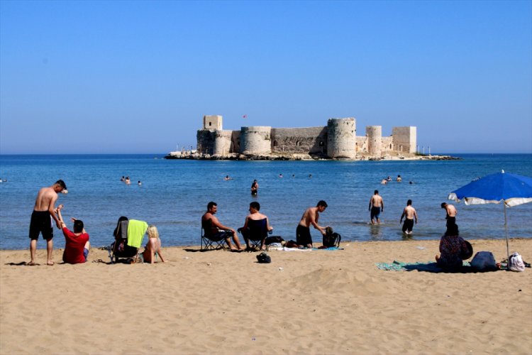 Adana ve Mersin'de plajlarda yoğunluk yaşandı