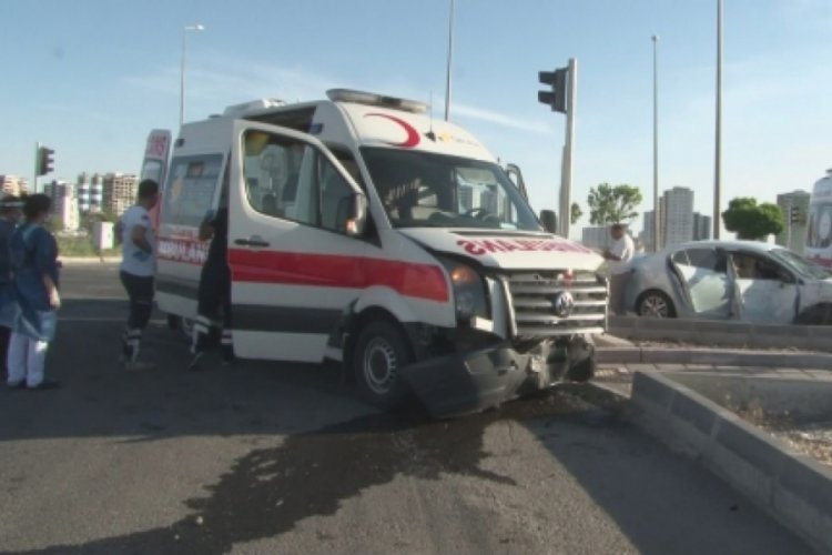 Korona vir&uuml;s vakası taşıyan ambulans kaza yaptı