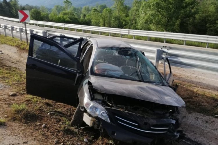 Otomobil kontrolden &ccedil;ıkıp bariyerlere &ccedil;arptı