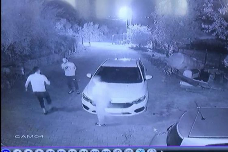 Evinin &ouml;n&uuml;nde silahlı saldırıya uğradı