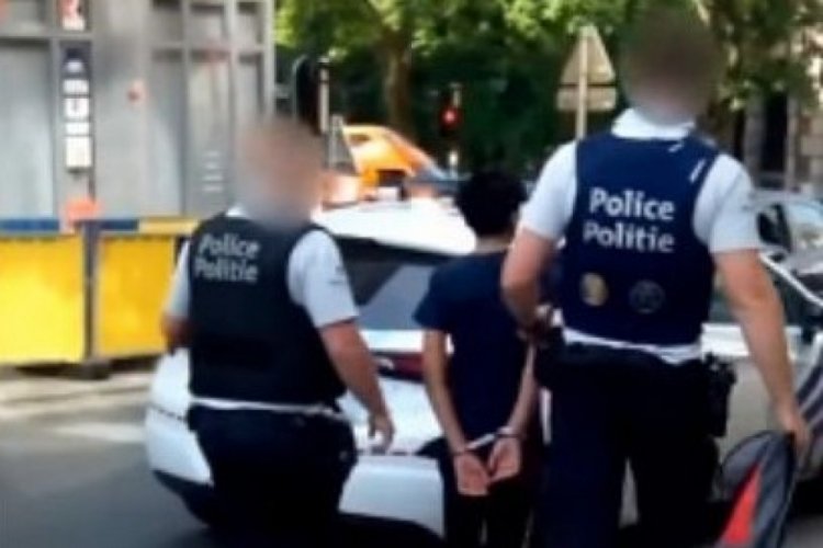 Bel&ccedil;ika'da 13 yaşındaki &ccedil;ocuğa polis ters kelep&ccedil;e taktı