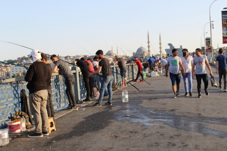 Balık&ccedil;ılar yine kurallara uymadan balık tuttu