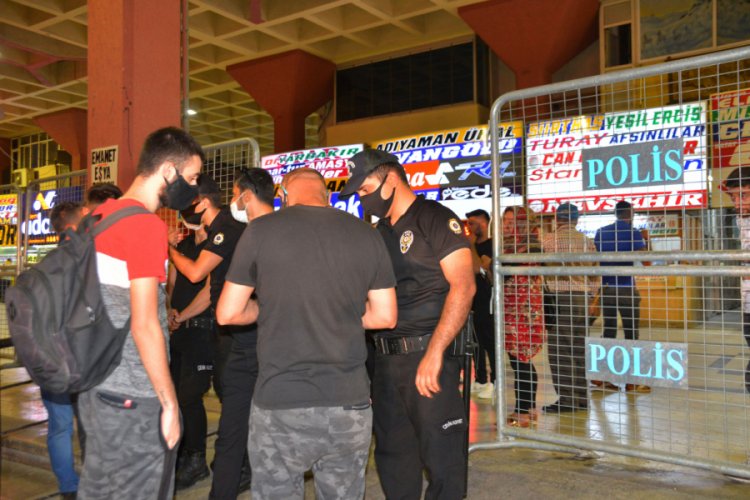 Asker uğurlamasında sosyal mesafe ortadan kalktı!