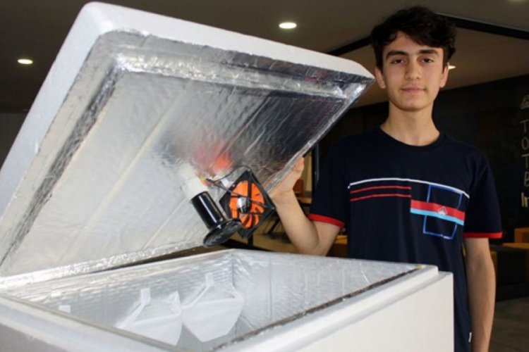 Ortaokul &ouml;ğrencisi, maskeler i&ccedil;in sterilizasyon kutusu &uuml;retti