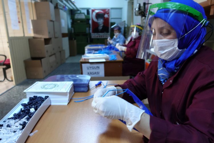 Bursa'da meslek lisesi &ouml;ğretmenleri LGS g&ouml;zetmenlerine de koruyucu siperlik &uuml;retiyor