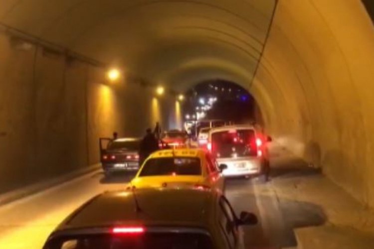 Yolu kapatıp maskesiz, sosyal mesafesiz asker uğurladılar