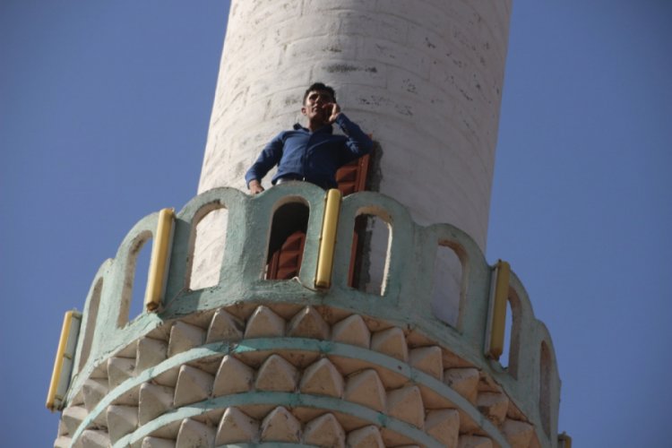 Cep telefonu ile konuşmak i&ccedil;in minareye &ccedil;ıkıyorlar