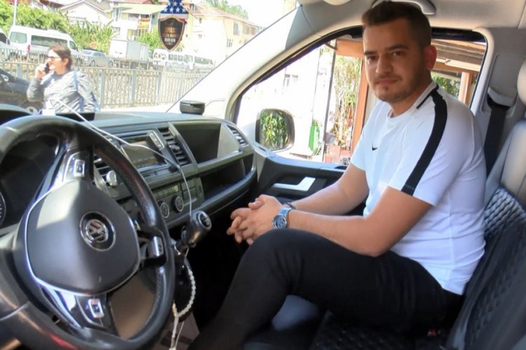 Trafikte karpuz yiyen s&uuml;r&uuml;c&uuml;: Takip&ccedil;ilerimden &ccedil;ok istek gelince gaza geldim