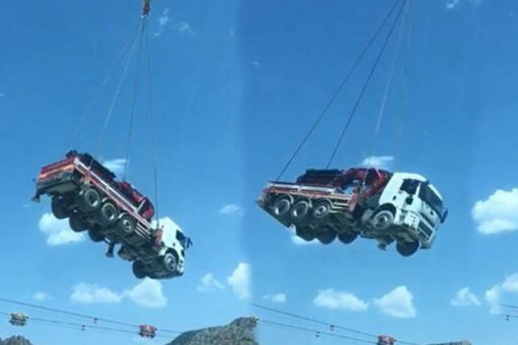 İş makineleri Yusufeli Barajı inşaatında bir yama&ccedil;tan bir yamaca b&ouml;yle taşınıyor