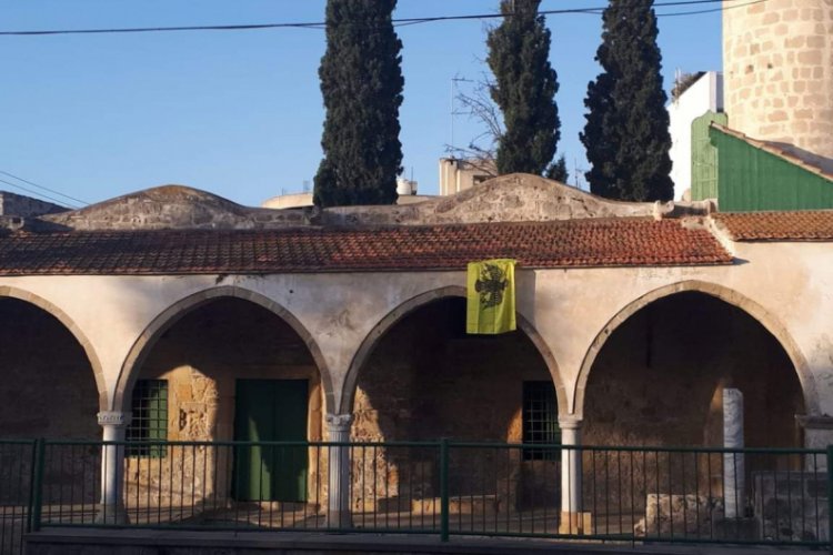 G&uuml;ney Kıbrıs Rum Y&ouml;netimi, camiye Bizans bayrağı asılmasını kınadı