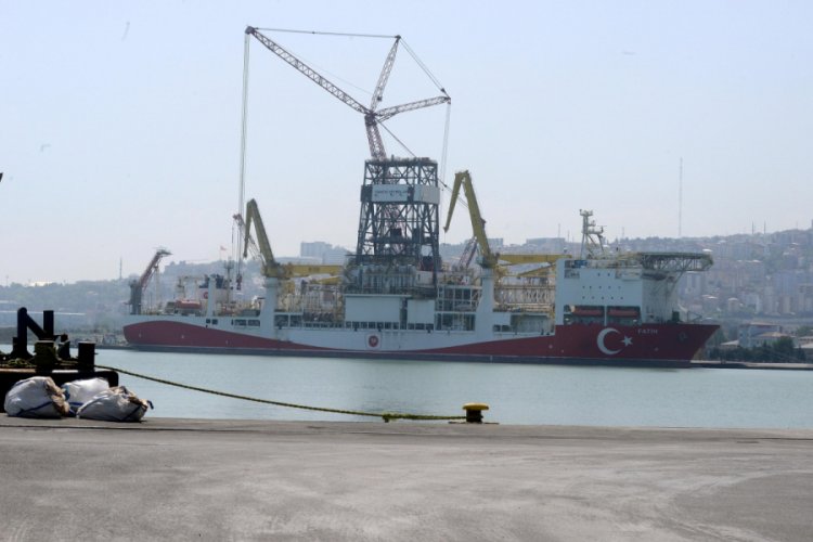 Fatih Sondaj Gemisi'nin kulelerinin montajı s&uuml;r&uuml;yor