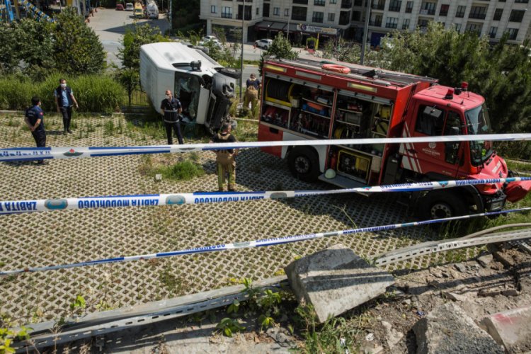 Ekmek taşıyan minib&uuml;s 5 metreden aşağıya d&uuml;şt&uuml;