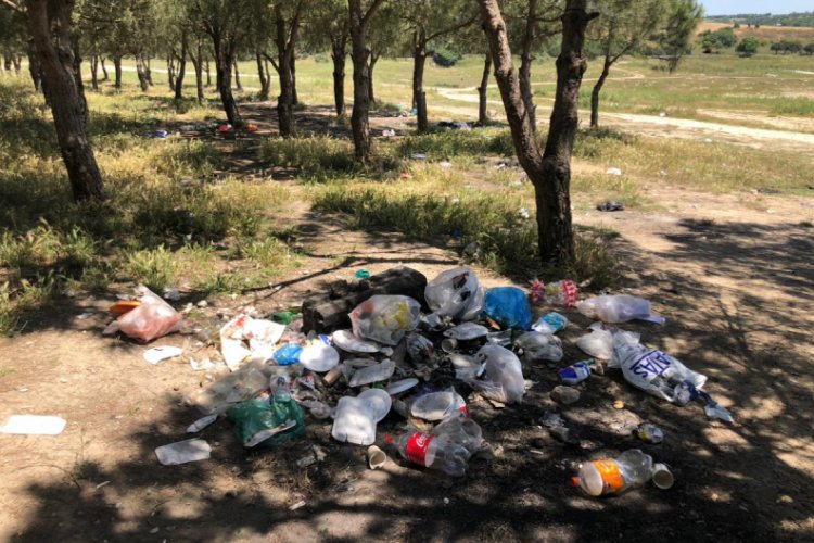 Piknikten sonra &ccedil;&ouml;plerini bırakıp gittiler