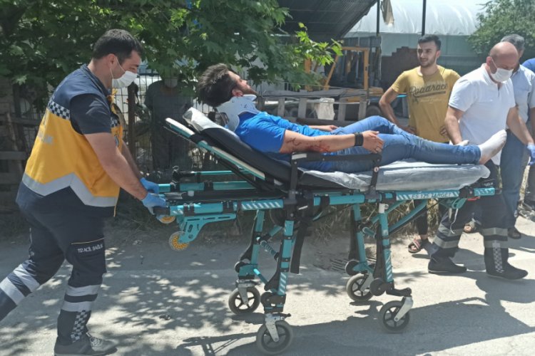 Bursa'da otomobile &ccedil;arpan motosiklet s&uuml;r&uuml;c&uuml;s&uuml; b&ouml;yle u&ccedil;tu